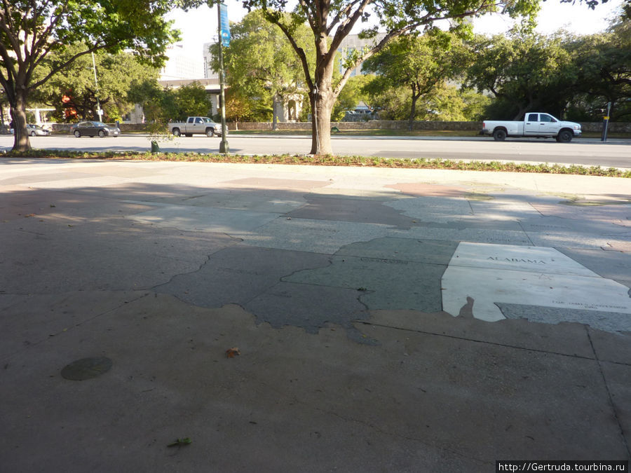 На тротуаре вдоль галереи Центра выложена большая карта США, ее можно сфотографировать только частями. Сан-Антонио, CША