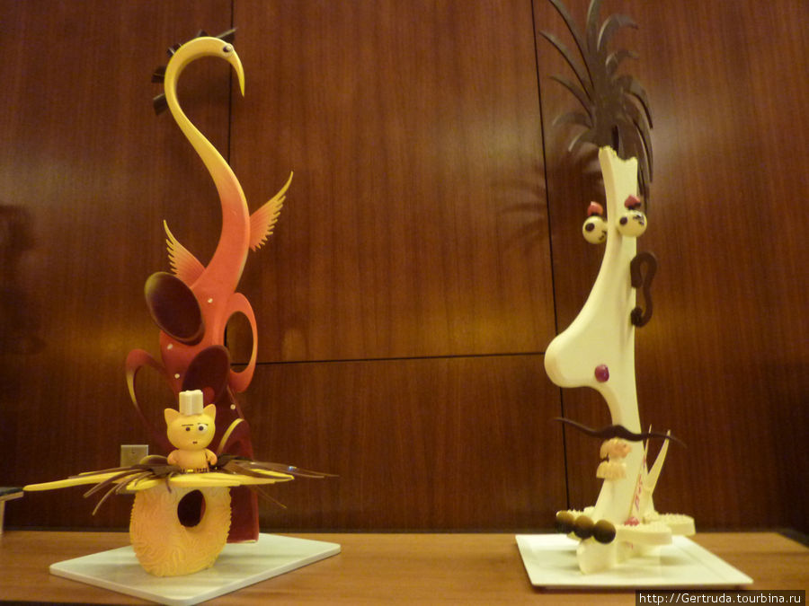 А это фигурки , сделанные из шоколада — выставлены в холле, и никто их не испортил... Сан-Антонио, CША