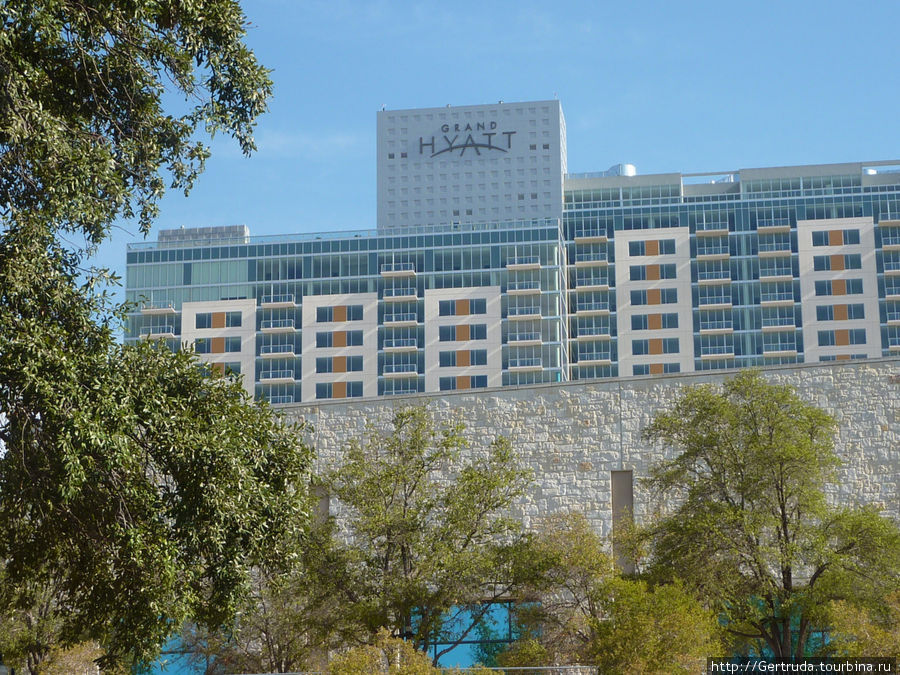 Вид на отель с шоссе  №37 Сан-Антонио, CША