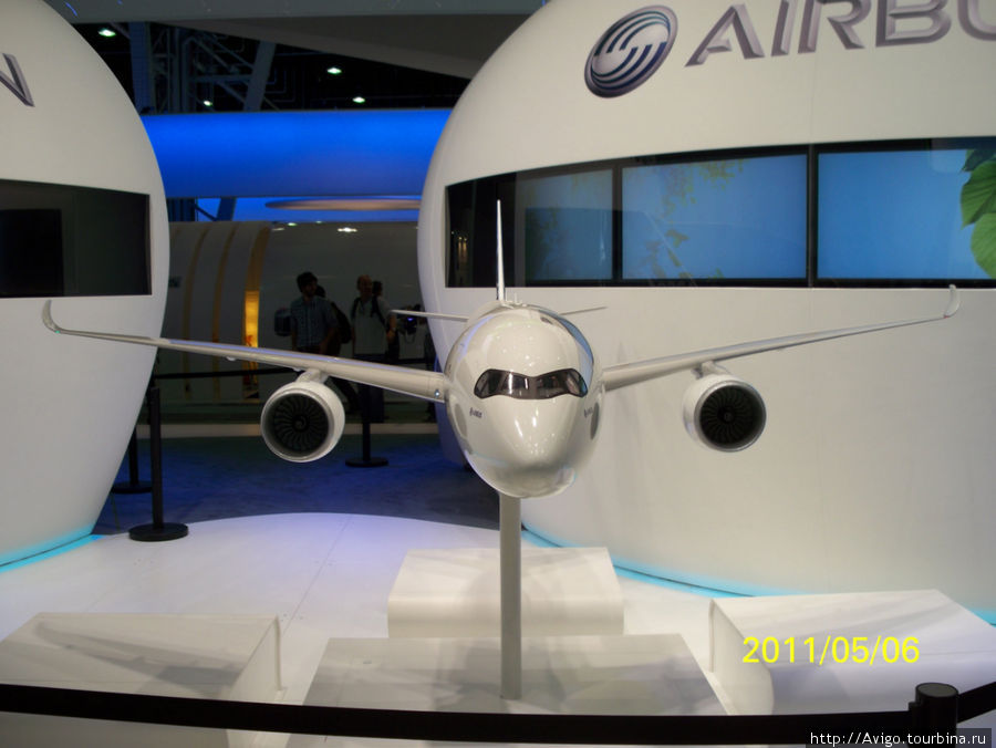 AIRBUS представила модель нового дальнемагистрального самолета А-350  конкурент Боингу 787.  Время покажет,  как он справится со своими обязаностями. Ле-Бурже, Франция