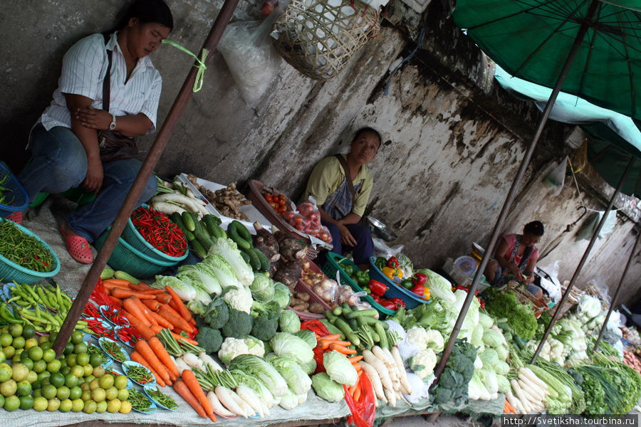 Торговцы на овощном рынке Чианграй, Таиланд