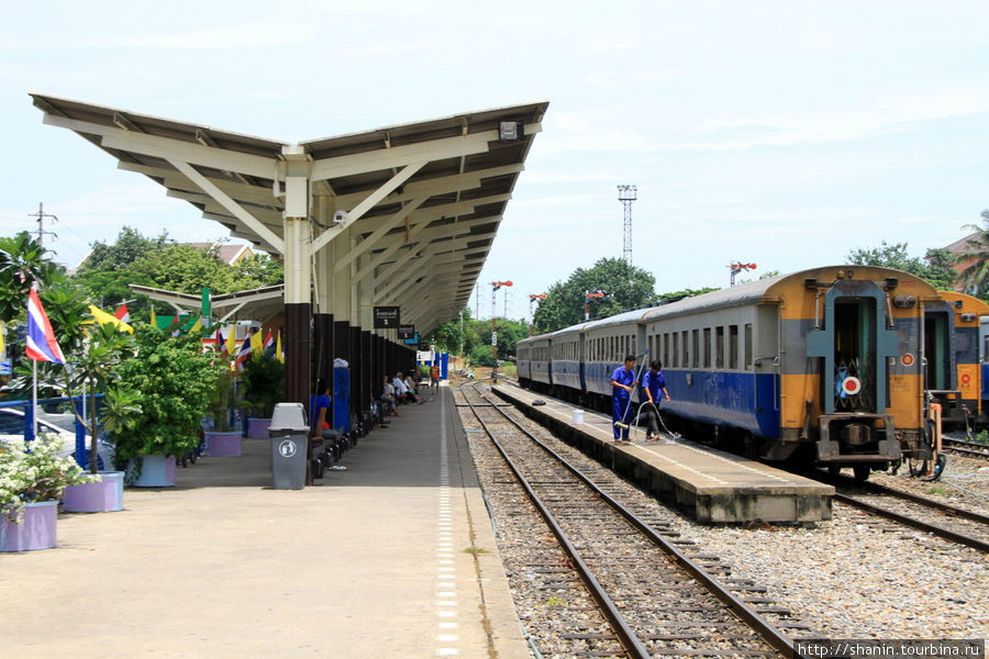Платформа и поезд Бангкок, Таиланд