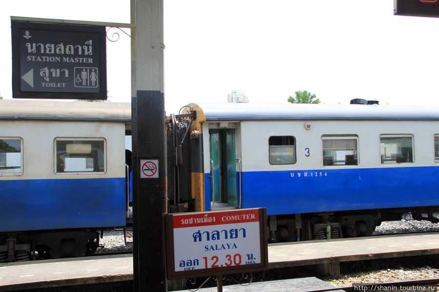 Поезд у платформы на станции Тонбури Бангкок, Таиланд