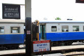 Поезд у платформы на станции Тонбури