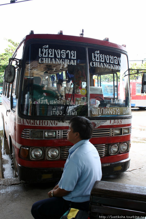 В ожидании автобуса Чианграй, Таиланд