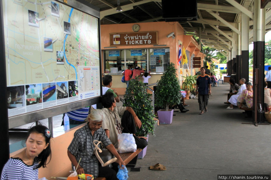 На станции Тонбури Бангкок, Таиланд