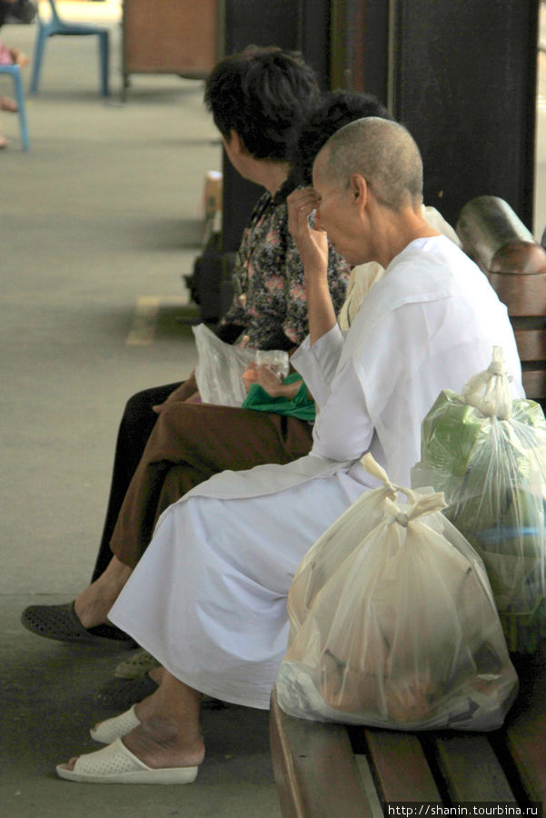 Монашка — тоже ждет поезд Бангкок, Таиланд