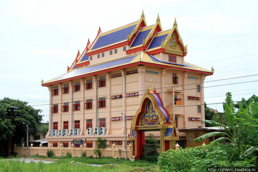 Храм на станции САлая Бангкок, Таиланд