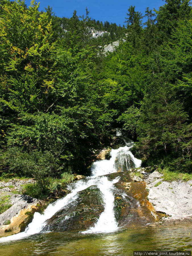 Первый водопад озера Топлицзее Земля Штирия, Австрия
