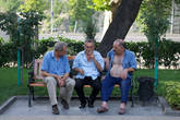Местные жители сидят на скамейке в парке Гейдара Алиева.