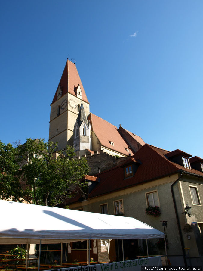 Церковь в центре деревни Вайсенкирхен-ин-дер-Вахау, Австрия