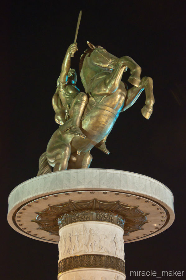 К двадцатой годовщине независимости, на площади «Македония» в центре Скопье, установили памятник «Воин на коне», на самом же деле это памятник Александру Македонскому, но назвали его так из-за распрей с Грецией, которая считает, что история великого полководца принадлежит только им. Скопье, Северная Македония