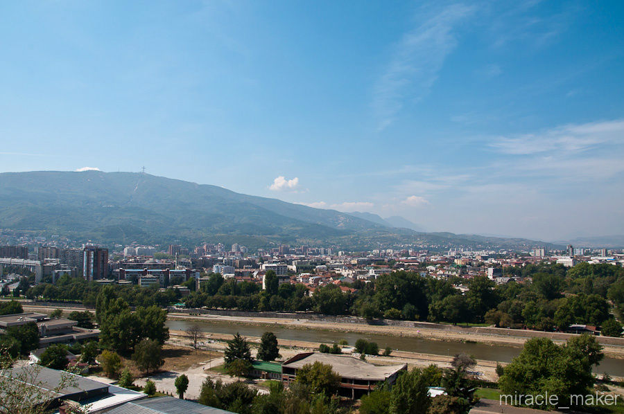 Вид на современную часть Скопье и гору Водно. Скопье, Северная Македония