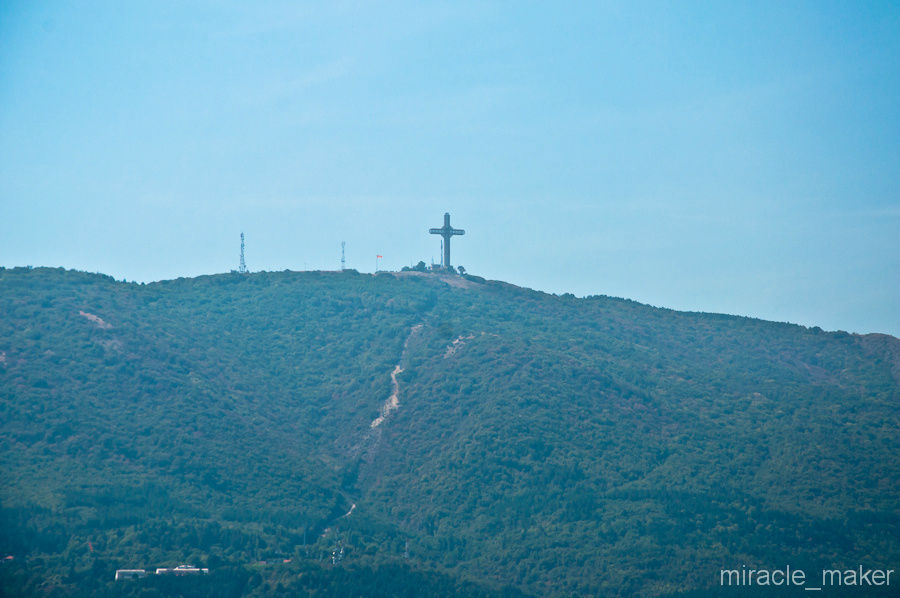 На горе возвышается «Миллениумовский» крест высотою 66 метров. Установлен он был в 2002 году Македонской православной церковью, и посвящен 2000-летию Христианства во всем мире. Скопье, Северная Македония