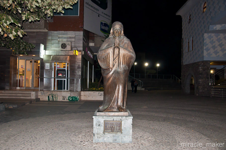 Памятник Матери Терезе. Кстати родилась она в Скопье, и очень почитается македонцами. Здесь есть также дом-памятник, построенный в ее честь. Скопье, Северная Македония