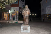 Памятник Матери Терезе. Кстати родилась она в Скопье, и очень почитается македонцами. Здесь есть также дом-памятник, построенный в ее честь.