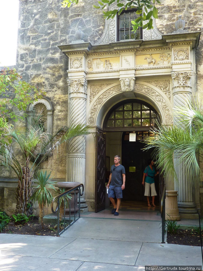 Выход из музея внутри крепости Сан-Антонио, CША