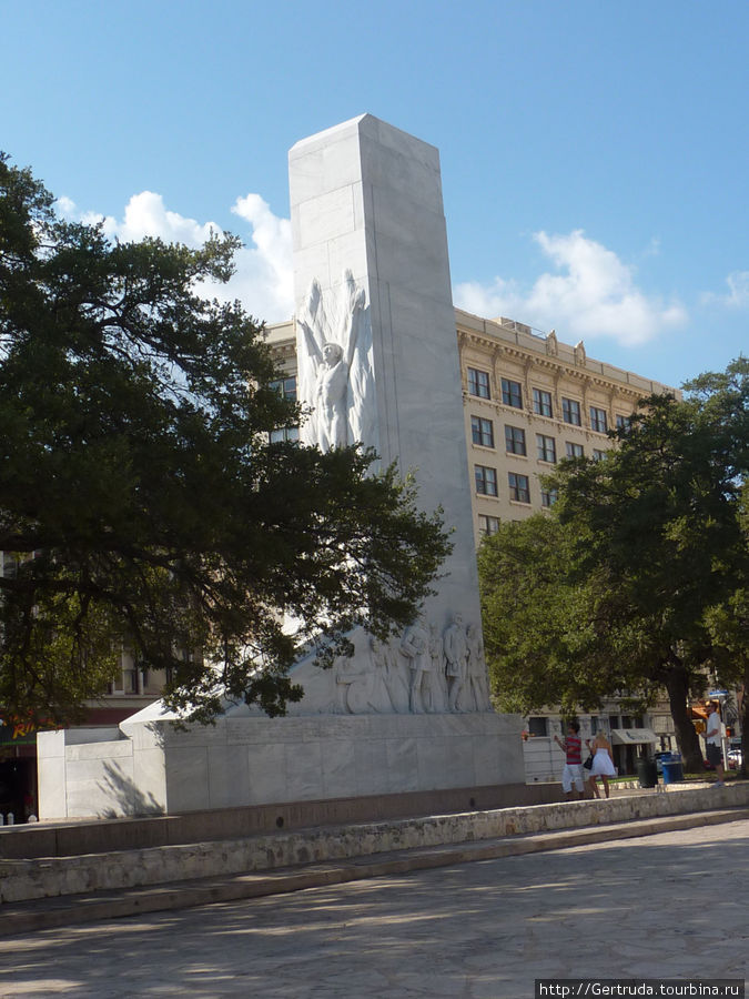 Новый памятник героям Аламо на площади напротив крепости.