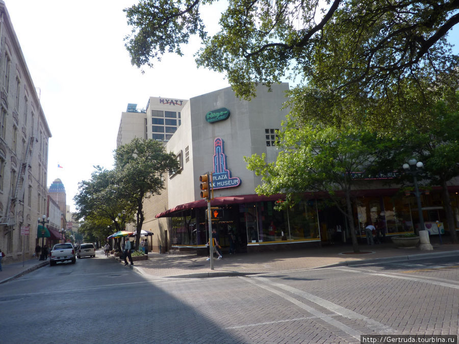 Угол площади с улицей N.Alamo Сан-Антонио, CША