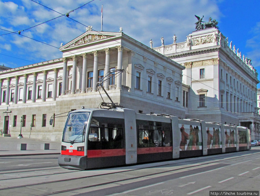а это трамвай на фоне парламента Австрии Вена, Австрия