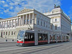 а это трамвай на фоне парламента Австрии
