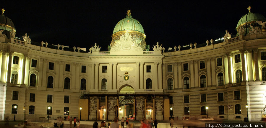 Хофбург при ночном освещении Вена, Австрия