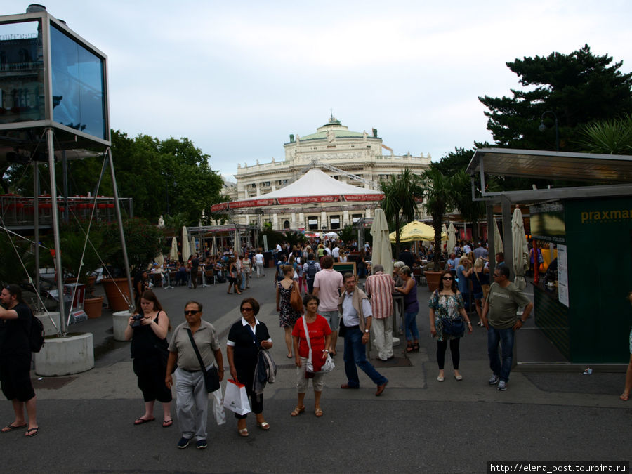 Фестиваль кино и ярмарка фаст-фуда на площади у Ратуши Вена, Австрия