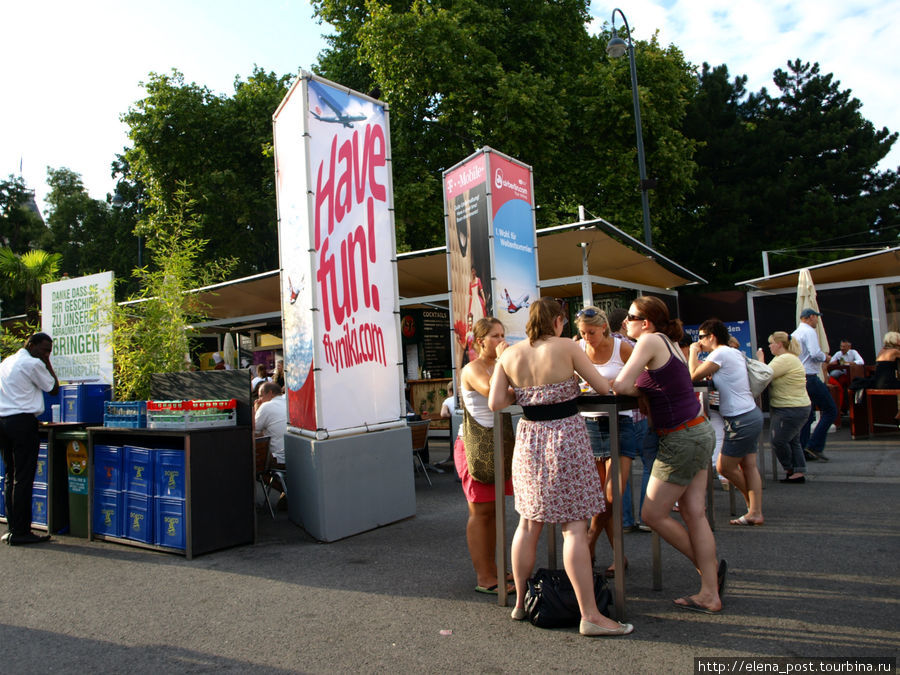 Фестиваль кино и ярмарка фаст-фуда на площади у Ратуши Вена, Австрия