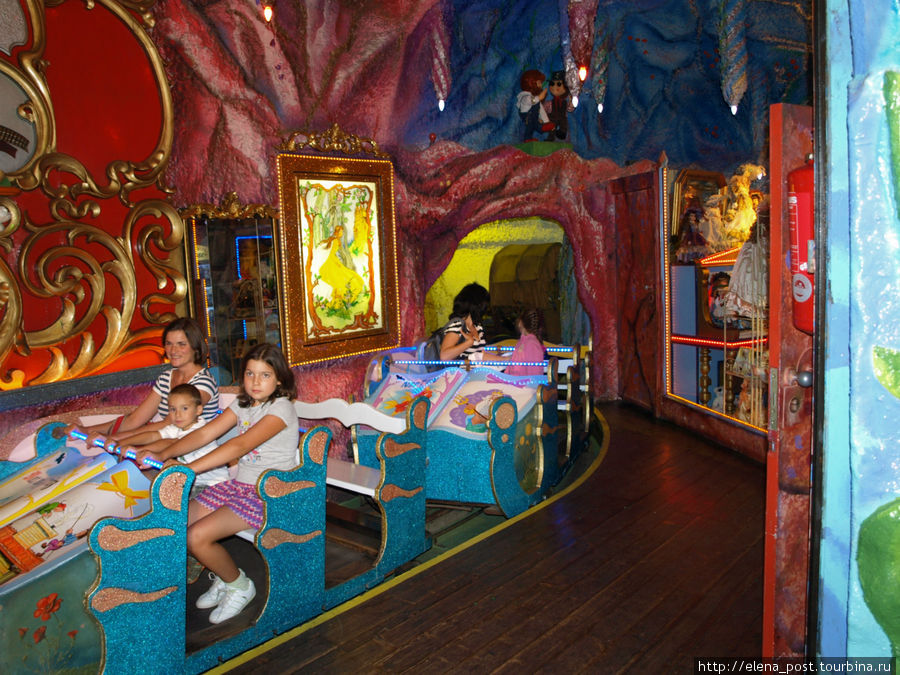 спокойный детский аттракцион: паровозик едет по тоннелю, где в виде механизированного кукольного театра представлены сценки из детских сказок. Вена, Австрия