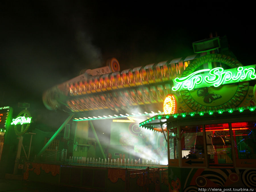 Парк развлечений Пратер в свете ночных огней Вена, Австрия