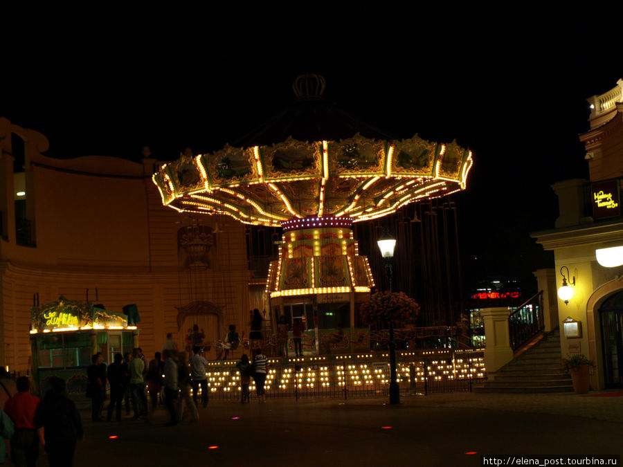 Парк развлечений Пратер в свете ночных огней Вена, Австрия