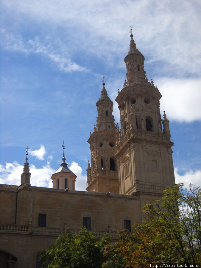 Вид на колокольни собора Логроньо, Испания