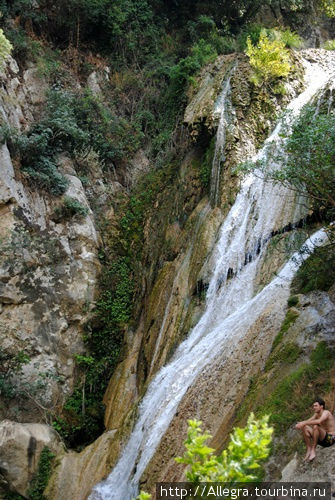 Конечно, не Ниагарский водопад, но, тем не менее, со стороны совсем незаметное чудо..пока в ущелье не спустишься.. Полуостров Пелопоннес, Греция