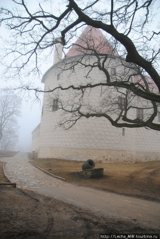 Одна из башен Нового замка Бауска, Латвия