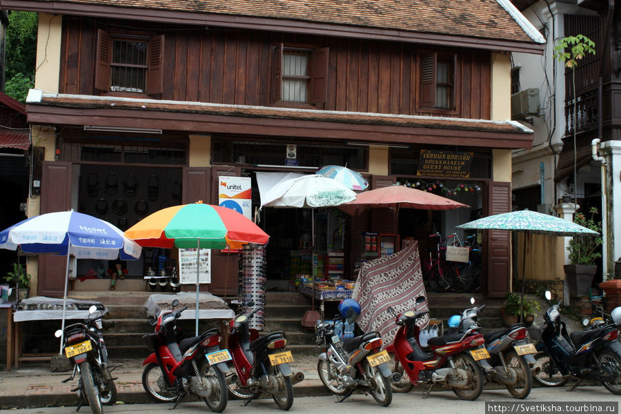 Торговля на улицах Луангпхабанга Луанг-Прабанг, Лаос