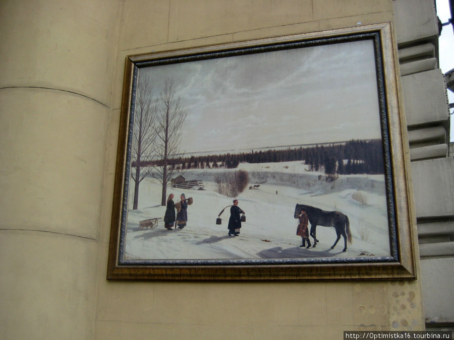 Репродукции картин русских художников можно увидеть прямо на улице на стенах домов. Москва, Россия