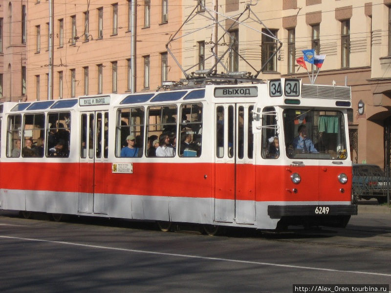 ЛМ-68 «Аквариум», годы выпуска 1968—75, ходили до 1993. 
Борис Гребенщиков говорил, что название группы им с Джорджей Гуницким пришло в голову, когда они шли по Кировскому мосту. Может они такой трамвай увидели? Санкт-Петербург, Россия