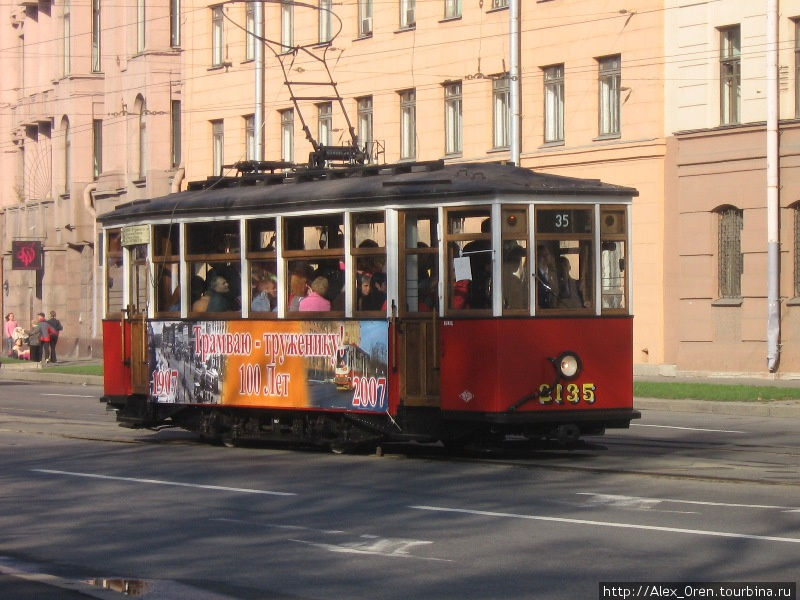 В Ленинграде была самая длинная трамвайная сеть в мире. В конце 1980-х годов внесена в книгу рекордов Гиннеса. (630км). В двухтысячных годах с пятьюстами километрами наш город был четвёртым. Первый — Мельбурн. Санкт-Петербург, Россия