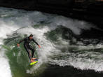 Ручей Айсбах и его знаменитая волна — настоящая тренировочная база для сёрферов.