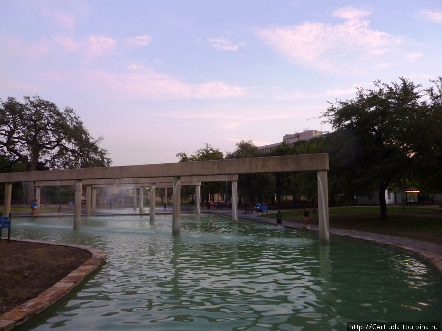 Со стороны Хемисфайр парка водоемы с фонтанами Сан-Антонио, CША
