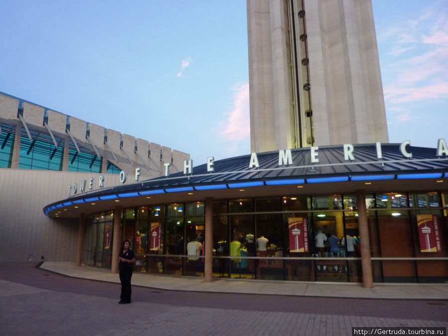 Основание башни, на заднем плане — часть Конференц- Центра (Convention Center ( Сан-Антонио, CША