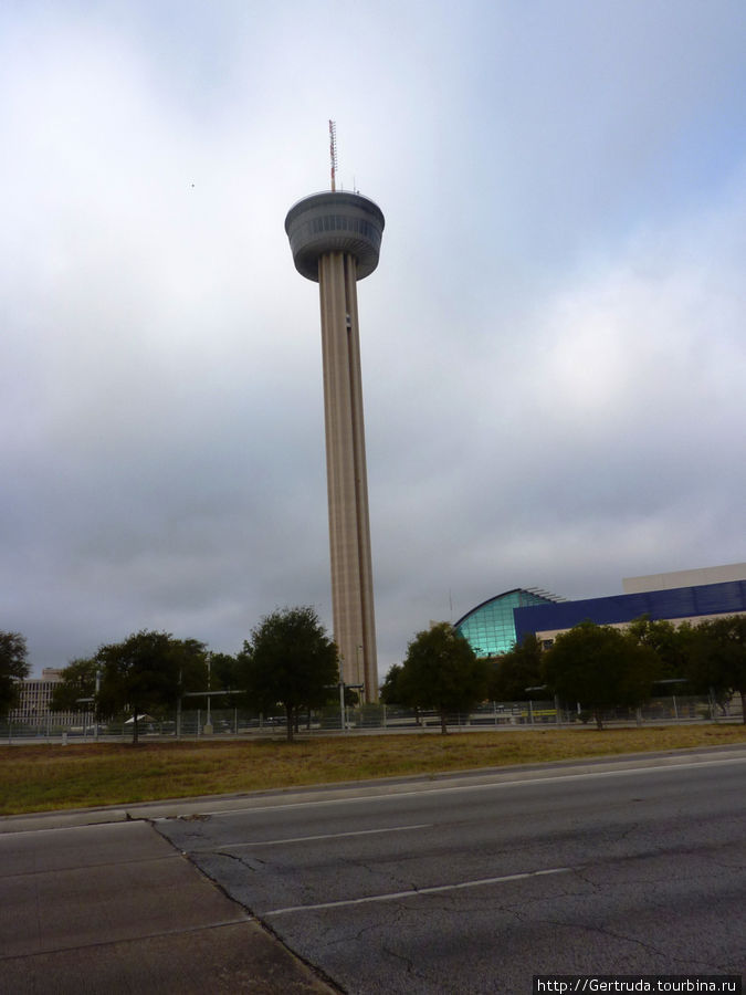 Вид на башню со стороны хайвея №37, за башней здание Convention Center Сан-Антонио, CША