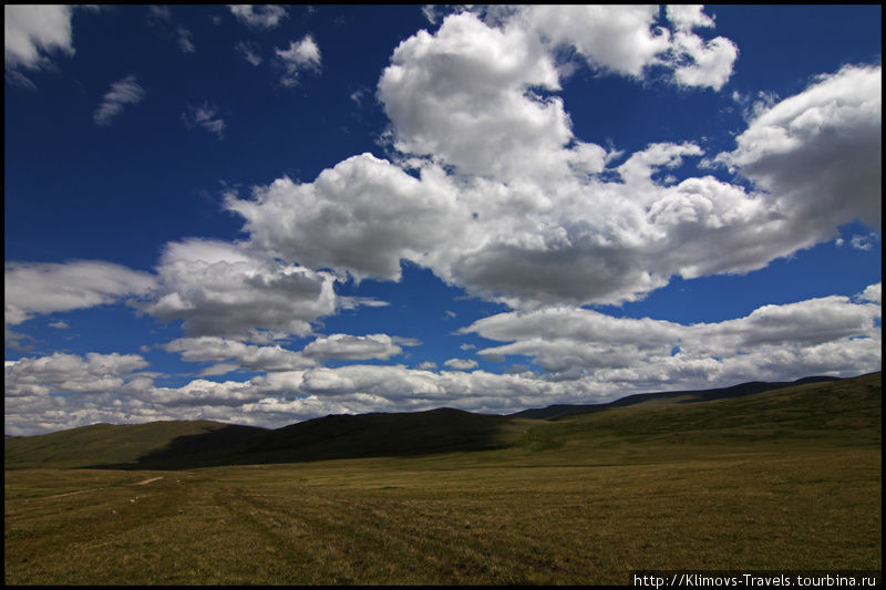 7. Во многих местах дорога идет с набором высоты. Облака здесь черезвычайно низко Республика Алтай, Россия