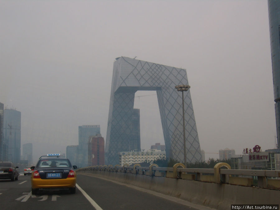 Этот небоскреб китайцы называют мужские трусы. Неужели похоже? Пекин, Китай