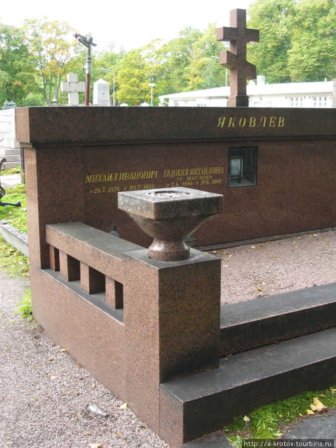 Любят люди украшать и обустраивать могилы Хельсинки, Финляндия