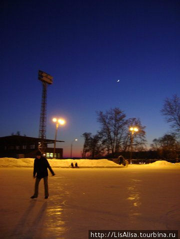 Каток Ижорский, здесь зимой под открытым небо приятно покататься на коньках. Их можно взять как на прокат так и придти со своими за символическую плату. Колпино, Россия
