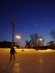 Каток Ижорский, здесь зимой под открытым небо приятно покататься на коньках. Их можно взять как на прокат так и придти со своими за символическую плату.