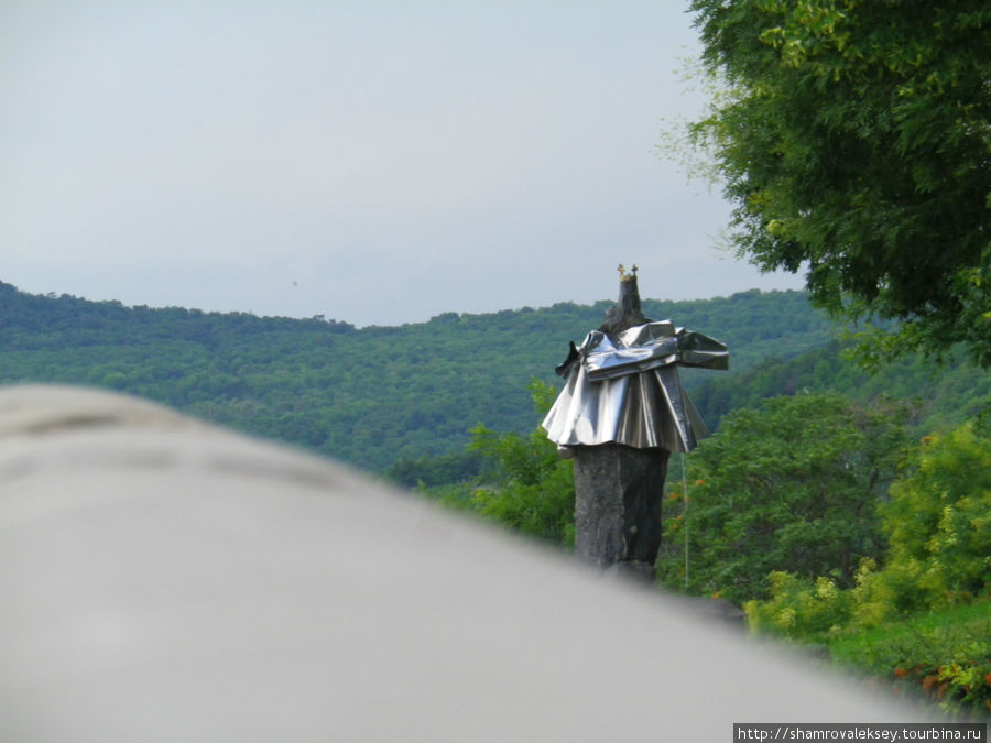 На склоне холма установлен необычный памятник Тихань, Венгрия