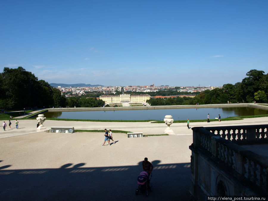 Вид на дворец Шёнбрунн с Глориетты Вена, Австрия