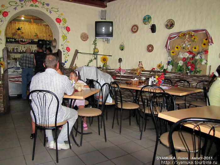 Интерьер кафе выполнен в украинском стиле. Львов, Украина